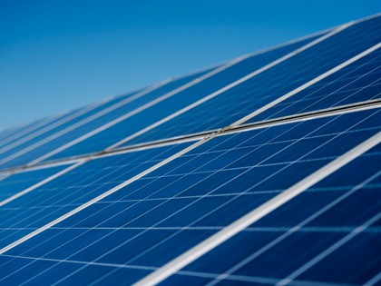 Detailaufnahme von Photovoltaikmodulen der Freiflächen Solaranalge auf dem Energieberg in Georgswerder.