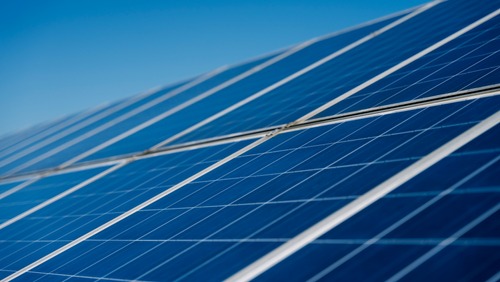 Detailaufnahme von Photovoltaikmodulen der Freifl&auml;chen Solaranalge auf dem Energieberg in Georgswerder.