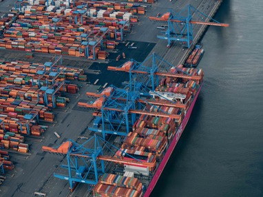 Panoramablick über den Containerterminal im Hamburger Hafen, mit zahlreichen Kränen.