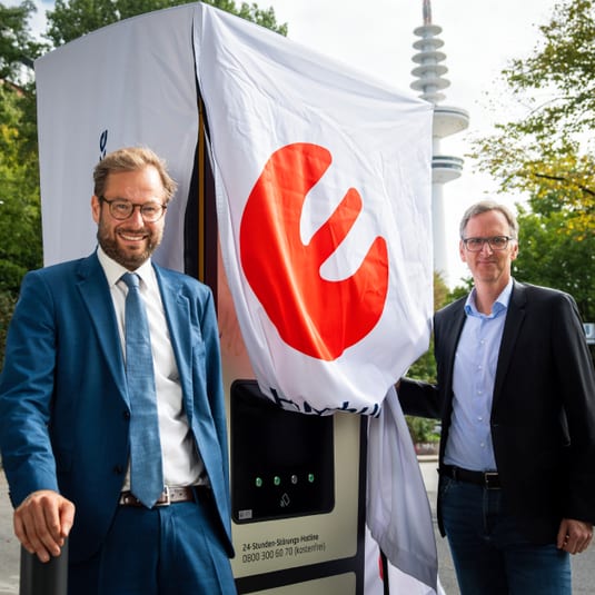Verkehrssenator Anjes Tjarks und Michael Prinz, Geschäftsführer der Hamburger Energiewerke, nehmen neue Taxiladesäule in Betrieb. Foto: Hamburger Energiewerke