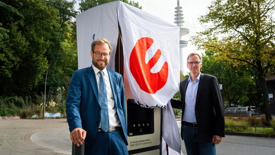 Verkehrssenator Anjes Tjarks und Michael Prinz, Geschäftsführer der Hamburger Energiewerke, nehmen neue Taxiladesäule in Betrieb. Foto: Hamburger Energiewerke