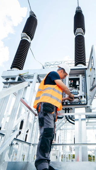 Elektrotechniker wartet Anlagen in einer Umspannstation – Symbol für Energieversorgung, Netztechnik und zuverlässige Strominfrastruktur.