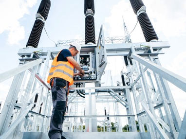 Elektrotechniker wartet Anlagen in einer Umspannstation – Symbol für Energieversorgung, Netztechnik und zuverlässige Strominfrastruktur.
