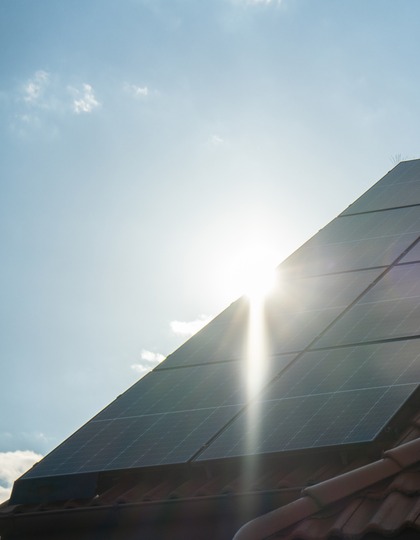 Neues Ökohaus mit Solarmodulen auf dem Dach.