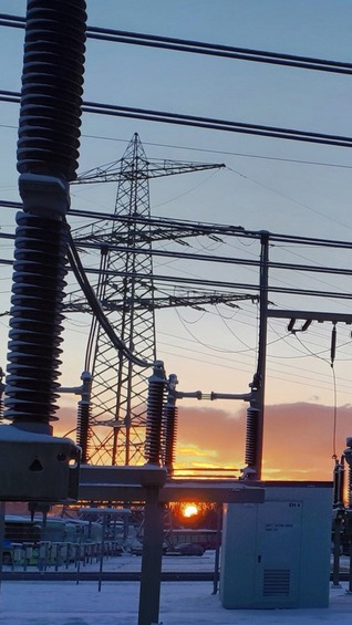 Elektrisches Umspannwerk bei Sonnenaufgang – Symbol für moderne Energieverteilung und datengetriebene Energiewende.
