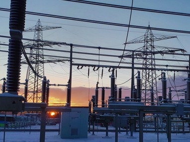 Elektrisches Umspannwerk bei Sonnenaufgang – Symbol für moderne Energieverteilung und datengetriebene Energiewende.