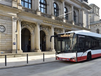 Ein Hamburger Hochbahn Bus vor der Handelskammer.