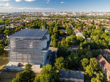 Das Bild bietet einen Blick auf den Energiebunker in Hamburg Wilhelmsburg.