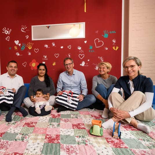 Geschäftsführer Michael Prinz übergibt 360 Babyschlafsäcke an die Mütterberatungsstelle Hamburg-
Mitte.
