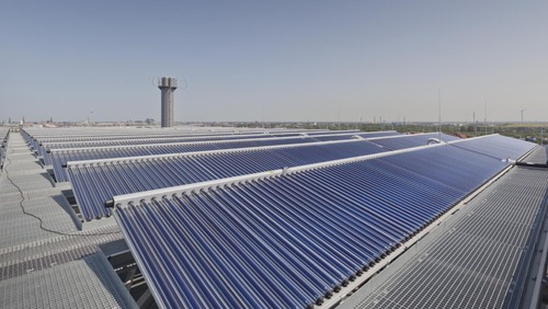 Dieses Bild zeigt Solarkollektoren und -zellen auf dem Dach des Energiebunkers in Hamburg-Wilhelmsburg.