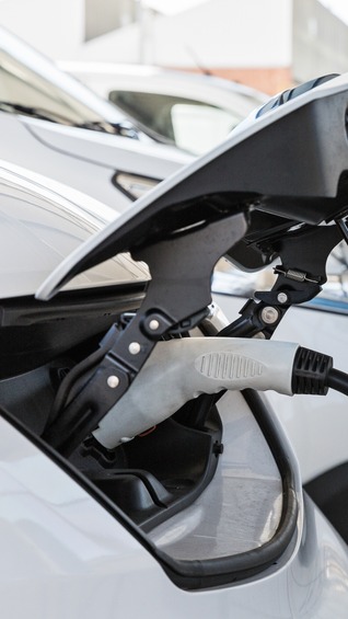 Mehrere Elektrofahrzeuge laden gleichzeitig an einer Flotten-Ladestation – Symbol für nachhaltige E-Mobilität und effizientes Ladeinfrastruktur-Management.