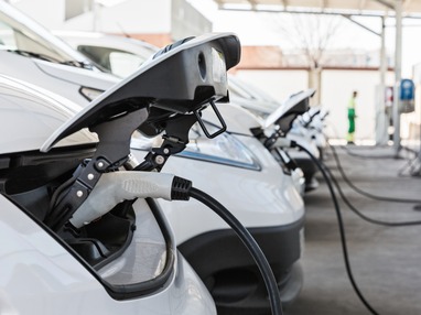 Mehrere Elektrofahrzeuge laden gleichzeitig an einer Flotten-Ladestation – Symbol für nachhaltige E-Mobilität und effizientes Ladeinfrastruktur-Management.