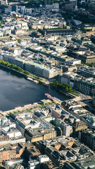 Luftaufnahme von Hamburg mit Binnen- und Außenalster, umgeben von Stadtzentrum.