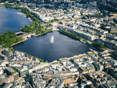 Luftaufnahme von Hamburg mit Binnen- und Außenalster, umgeben von Stadtzentrum.